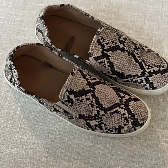 Old navy flats - Picture 2 of 3